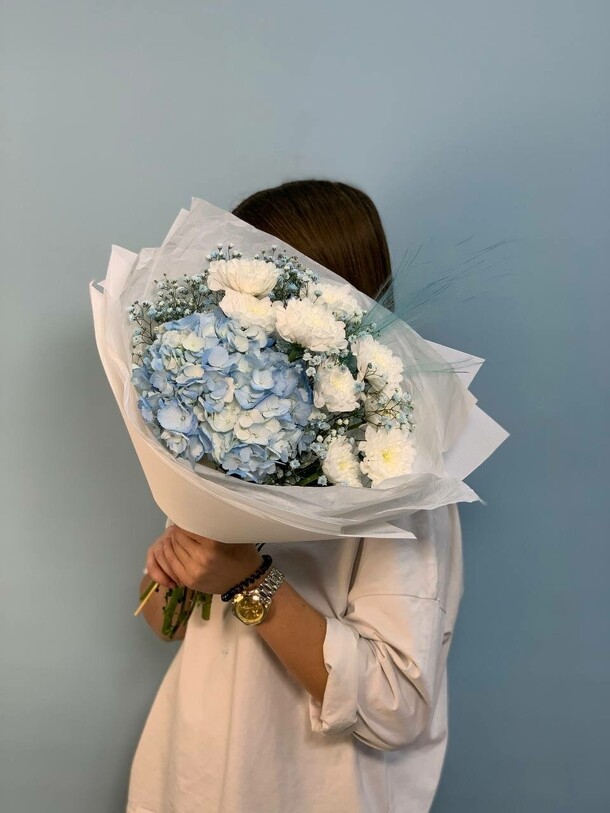 Букет с гортензией и гипсофилы, артикул F1451791 - 4399 рублей, доставка по городу. Flawery - доставка цветов