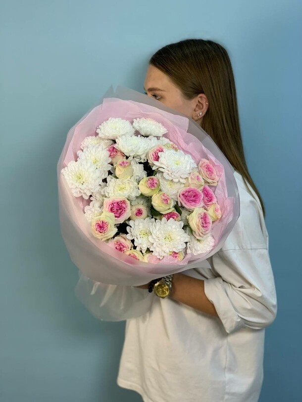 Букет из хризантемы и кустовых роз, артикул F1451793 - 5399 рублей, доставка по городу. Flawery - доставка цветов