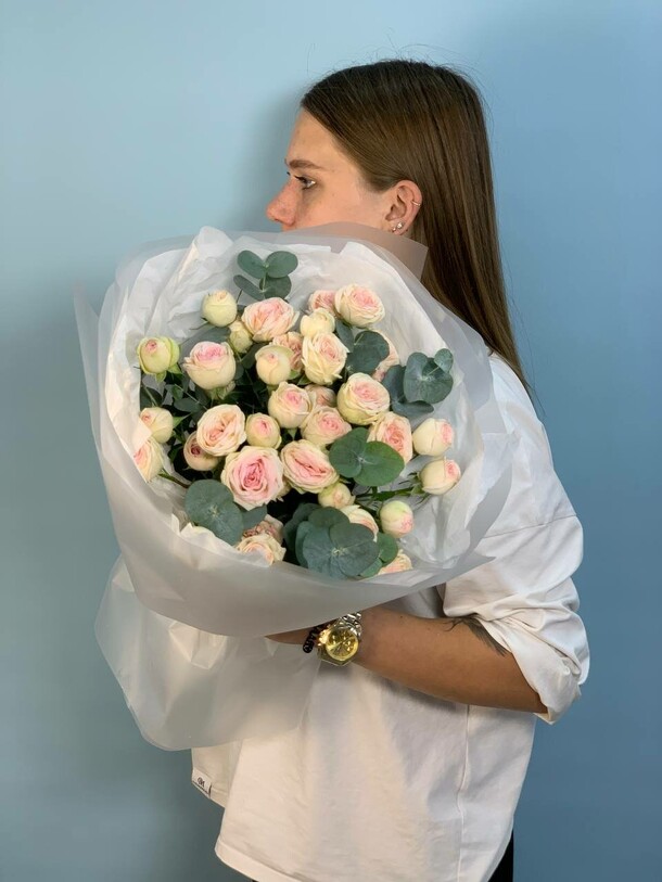 Пять кустовых роз с эвкалиптом, артикул F1451795 - 3999 рублей, доставка по городу. Flawery - доставка цветов