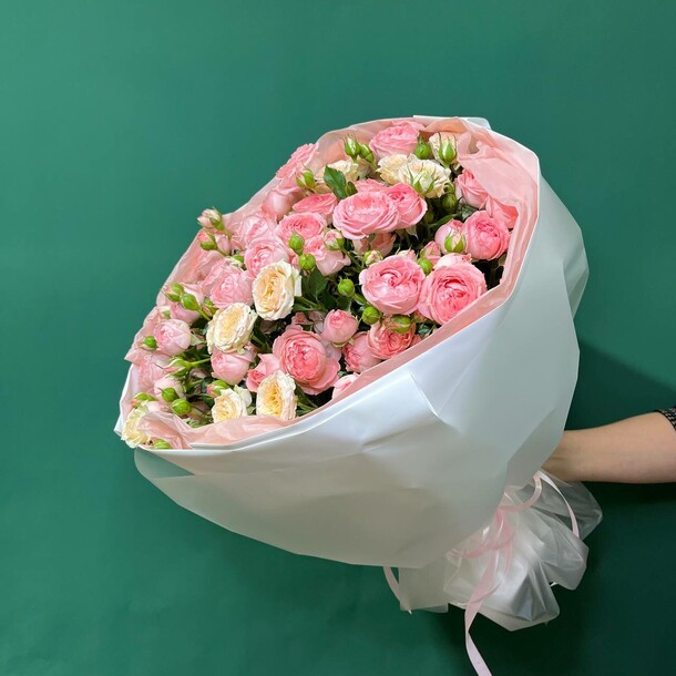 Кустовые розы в упаковке, артикул F1423496 - 7950 рублей, доставка по городу. Flawery - доставка цветов