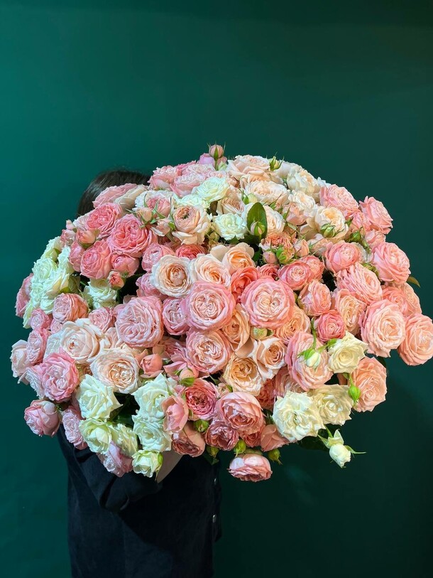 1-кустовые пионовидные розы, артикул F1423537 - 22980 рублей, доставка по городу. Flawery - доставка цветов