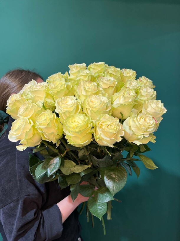 Белые ароматные розы, артикул F1423556 - 11250 рублей, доставка по городу. Flawery - доставка цветов