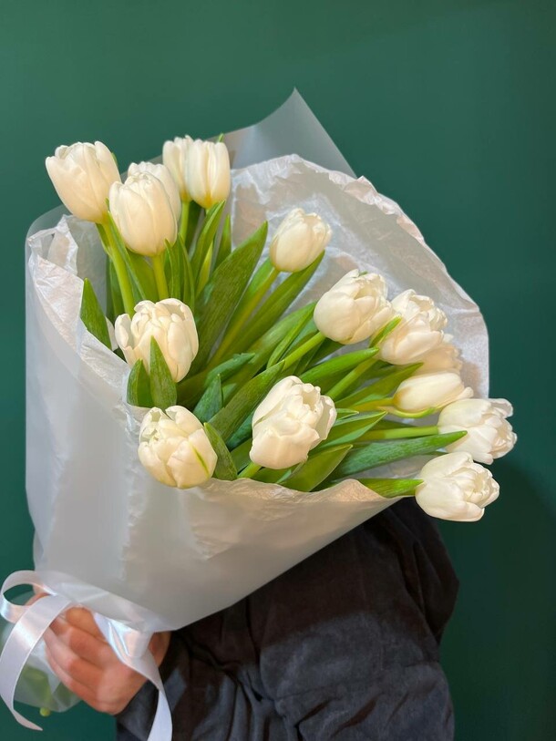 Белые тюльпаны, артикул F1528014 - 3950 рублей, доставка по городу. Flawery - доставка цветов
