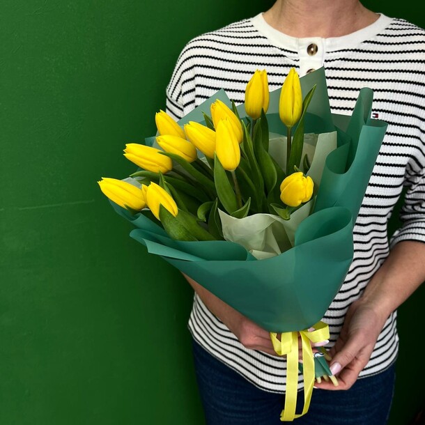 С 8 марта, артикул F1528016 - 3950 рублей, доставка по городу. Flawery - доставка цветов