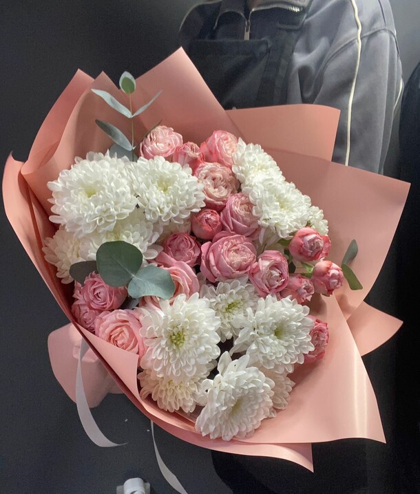 Букет из кустовых роз, артикул F1482953 - 4100 рублей, доставка по городу. Flawery - доставка цветов