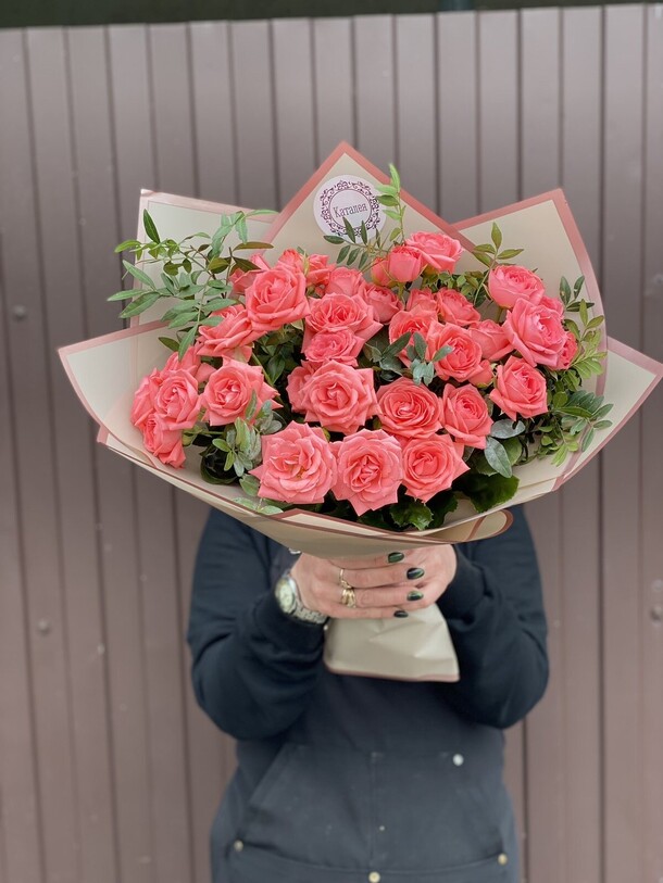 Букет кустовых роз, артикул F1123412 - 7863 рублей, доставка по городу. Flawery - доставка цветов