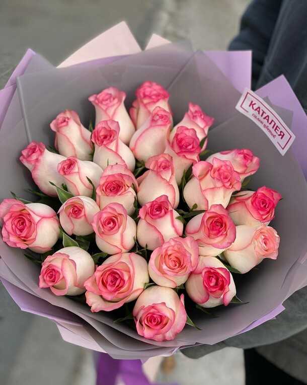 25 роз в оформлении, артикул F1223589 - 6930 рублей, доставка по городу. Flawery - доставка цветов