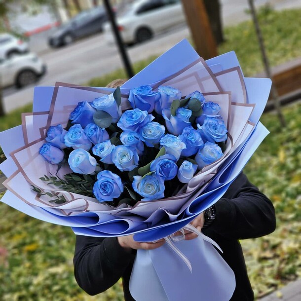 25 роз в дизайнерском оформлении, артикул F1223595 - 8018 рублей, доставка по городу. Flawery - доставка цветов