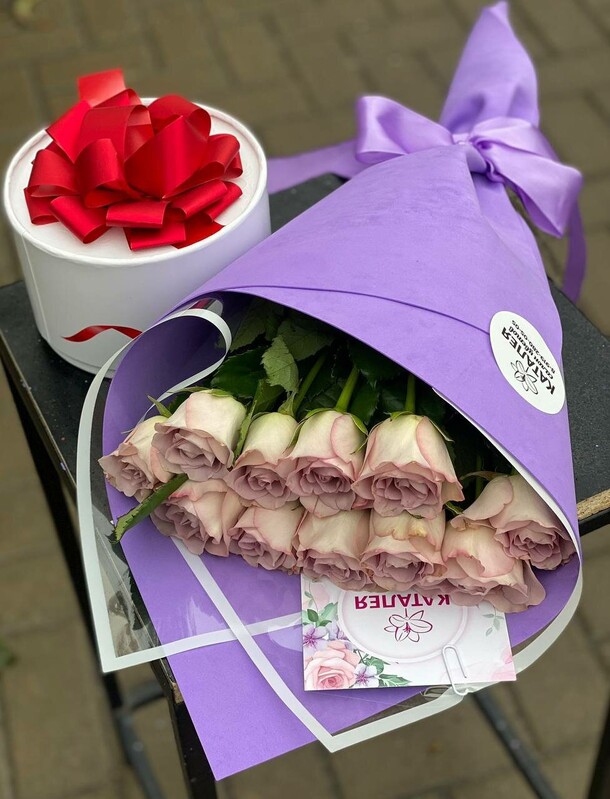 Букет роз + raffaello, артикул F1223610 - 5551 рублей, доставка по городу. Flawery - доставка цветов