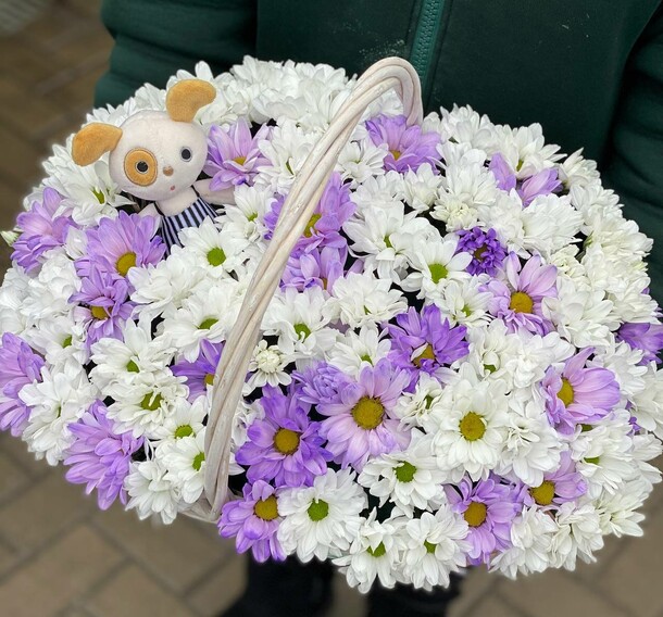 Корзина с цветами и игрушкой, артикул F1225239 - 7409 рублей, доставка по городу. Flawery - доставка цветов