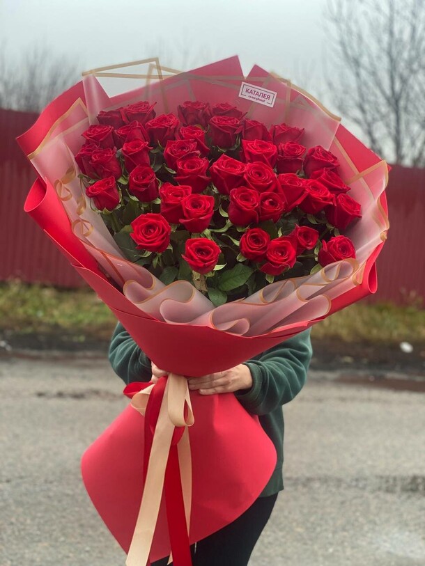 37 роз в авторской упаковке, артикул F1228284 - 20936 рублей, доставка по городу. Flawery - доставка цветов