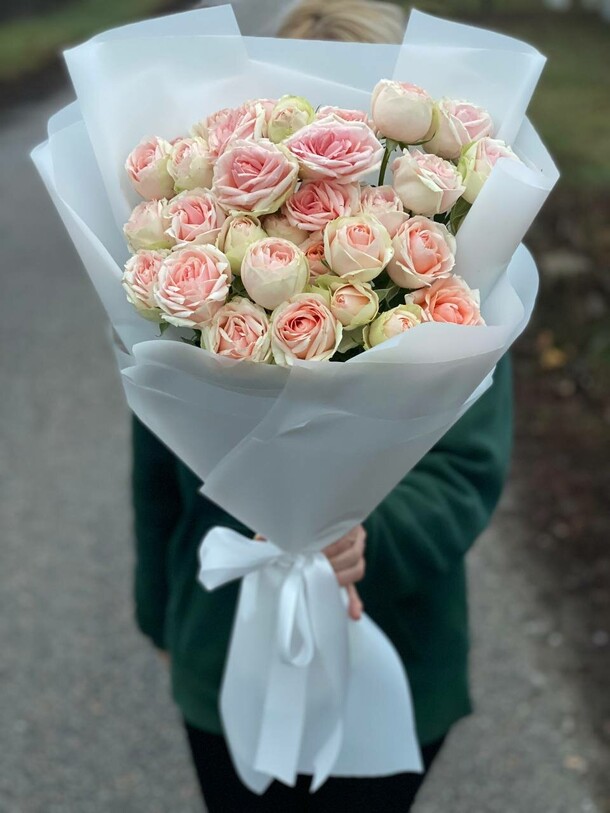 Букет кустовых роз, артикул F1228302 - 5068 рублей, доставка по городу. Flawery - доставка цветов