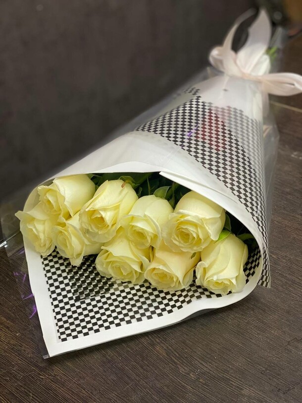 9 роз в авторской упаковке, артикул F1228316 - 3808 рублей, доставка по городу. Flawery - доставка цветов