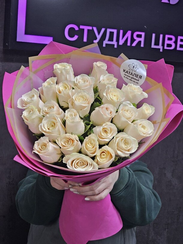 25 роз в дизайнерском оформлении, артикул F1232224 - 7161 рублей, доставка по городу. Flawery - доставка цветов