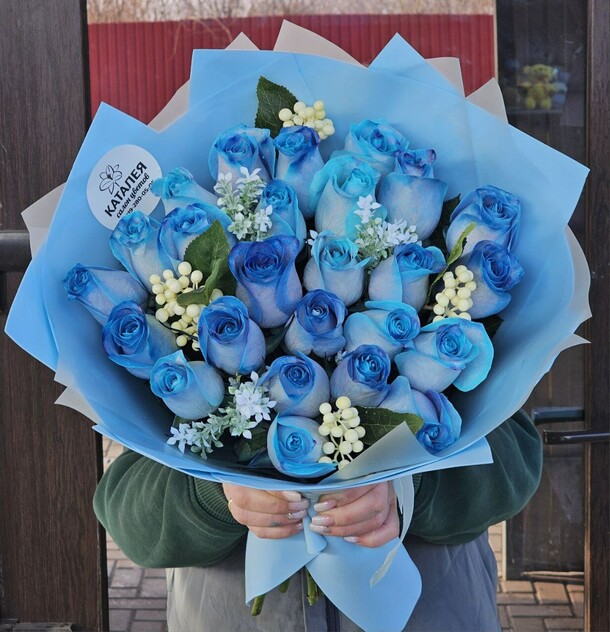 Букет синих роз, артикул F1232237 - 9043 рублей, доставка по городу. Flawery - доставка цветов