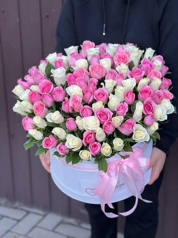 Коробка 101 роза, артикул F1232239 - 22615 рублей, доставка по городу. Flawery - доставка цветов