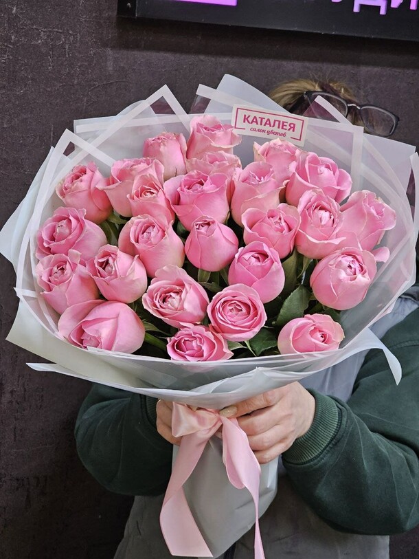 25 роз в дизайнерском оформлении, артикул F1232245 - 7161 рублей, доставка по городу. Flawery - доставка цветов