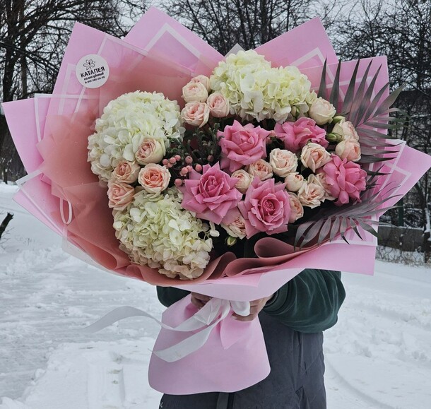 Букет микс с гортензией, артикул F1232773 - 12474 рублей, доставка по городу. Flawery - доставка цветов