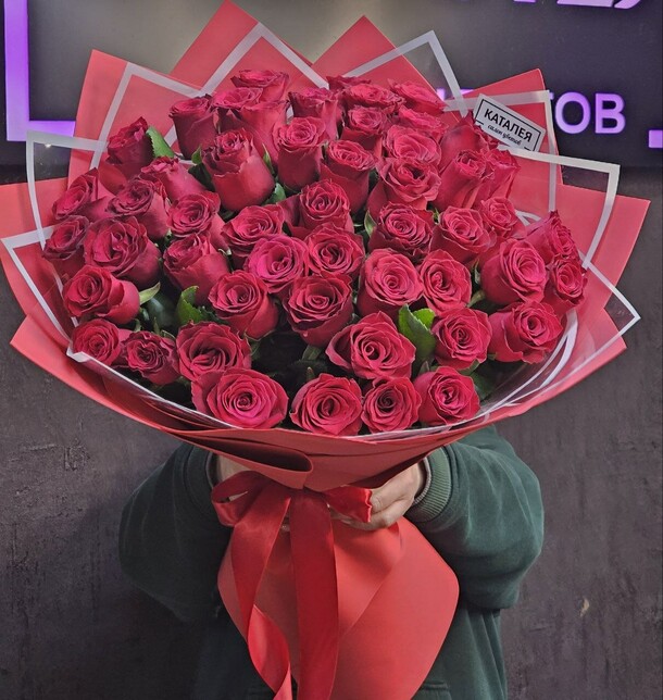 51 красная роза, артикул F1232779 - 12375 рублей, доставка по городу. Flawery - доставка цветов