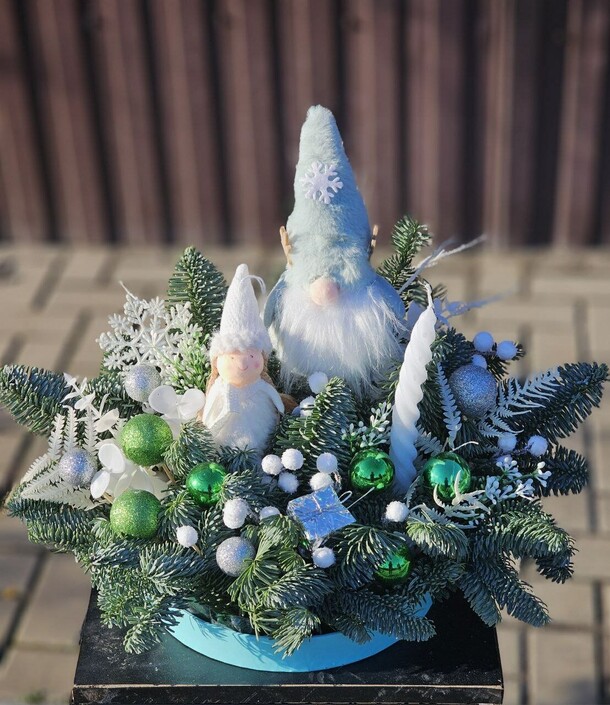 Коробка в новогоднем оформлении, артикул F1232785 - 7643 рублей, доставка по городу. Flawery - доставка цветов