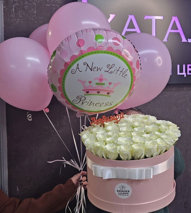 Коробка 51 роза + шары, артикул F1232786 - 18838 рублей, доставка по городу. Flawery - доставка цветов