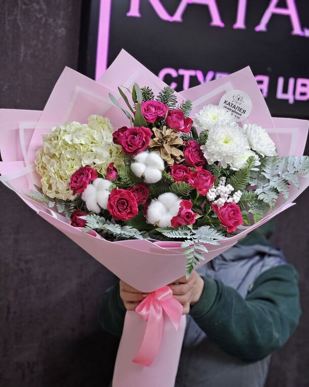 Новогодний букет с гортензией, артикул F1233947 - 7643 рублей, доставка по городу. Flawery - доставка цветов