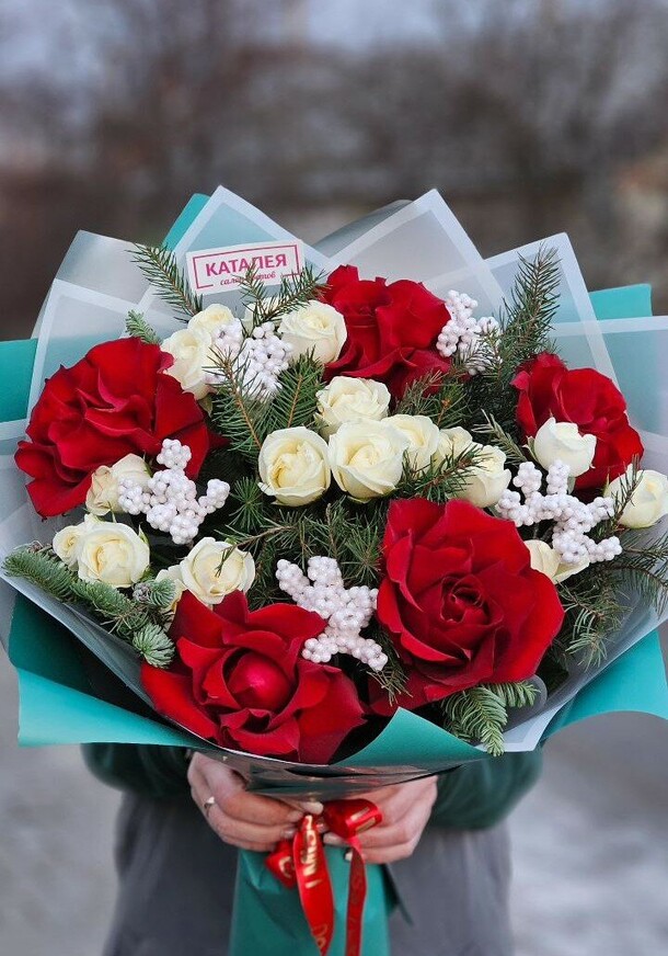 Новогодний букет с розами, артикул F1233951 - 8930 рублей, доставка по городу. Flawery - доставка цветов