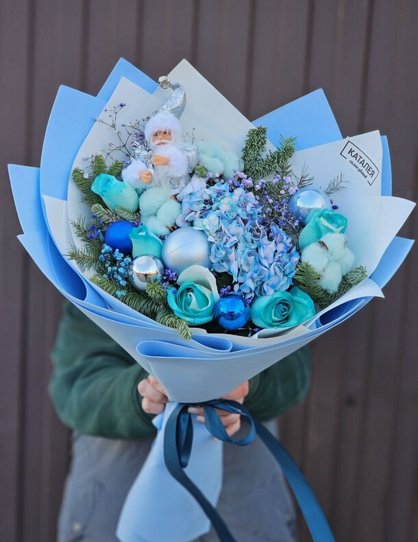 Новогодний букет в голубом цвете, артикул F1233962 - 7161 рублей, доставка по городу. Flawery - доставка цветов