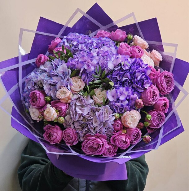 Букет микс с кустовыми розами, артикул F1234557 - 16467 рублей, доставка по городу. Flawery - доставка цветов