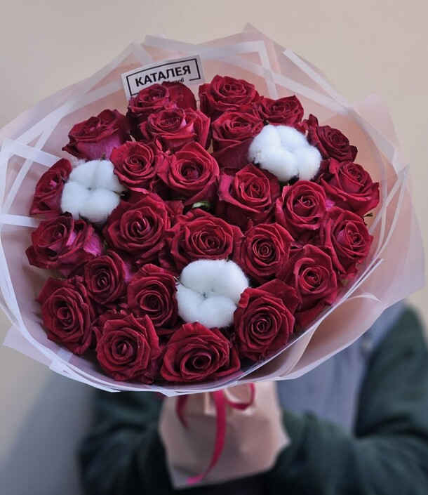 Букет красных роз с хлопком, артикул F1234589 - 6930 рублей, доставка по городу. Flawery - доставка цветов