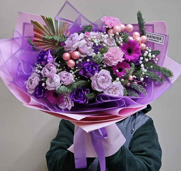 Букет в фиолетовом цвете, артикул F1236084 - 7161 рублей, доставка по городу. Flawery - доставка цветов