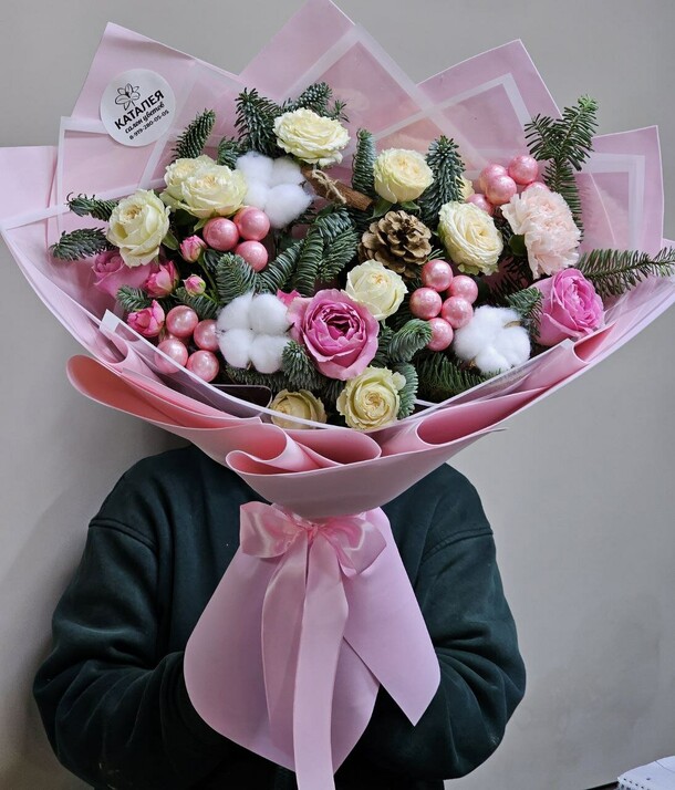 Букет микс с новогодним декором, артикул F1236086 - 6840 рублей, доставка по городу. Flawery - доставка цветов