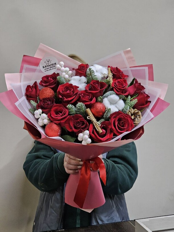 Зимний букет с красными розами, артикул F1236089 - 8975 рублей, доставка по городу. Flawery - доставка цветов