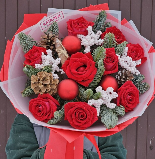 Зимний букет с елочными игрушками, артикул F1236092 - 6194 рублей, доставка по городу. Flawery - доставка цветов