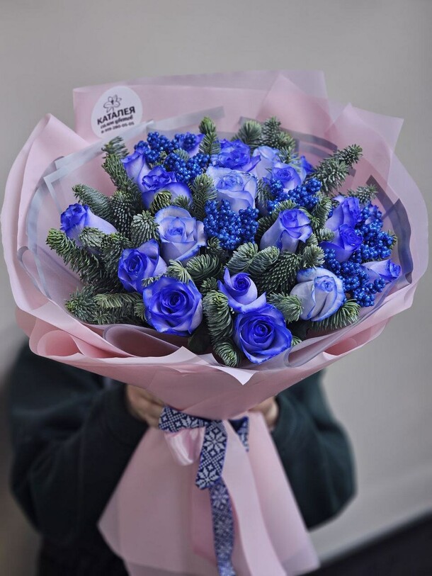 Зимний букет с синими розами, артикул F1236101 - 9253 рублей, доставка по городу. Flawery - доставка цветов