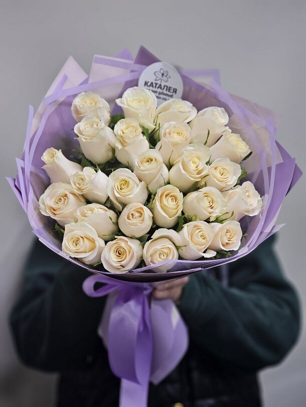 25 кремовых роз, артикул F1236104 - 7160 рублей, доставка по городу. Flawery - доставка цветов