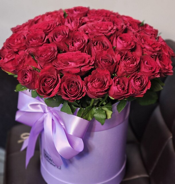 Коробка с красными розами, артикул F1236108 - 11165 рублей, доставка по городу. Flawery - доставка цветов