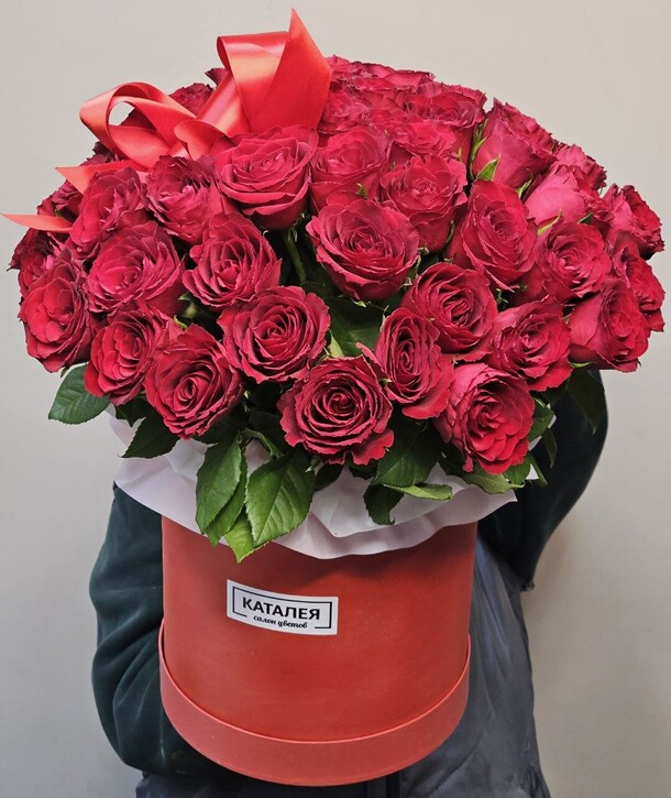 Коробка в красном цвете с розами, артикул F1236716 - 11163 рублей, доставка по городу. Flawery - доставка цветов