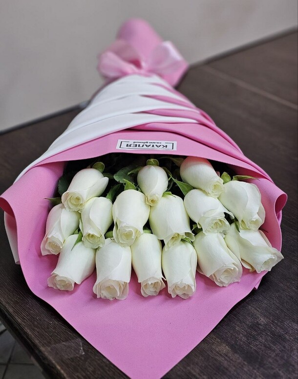 Букет коса с белыми розами, артикул F1236720 - 6194 рублей, доставка по городу. Flawery - доставка цветов