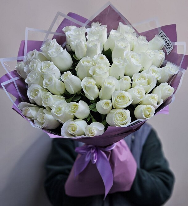 Букет 51 белая роза, артикул F1236721 - 14570 рублей, доставка по городу. Flawery - доставка цветов
