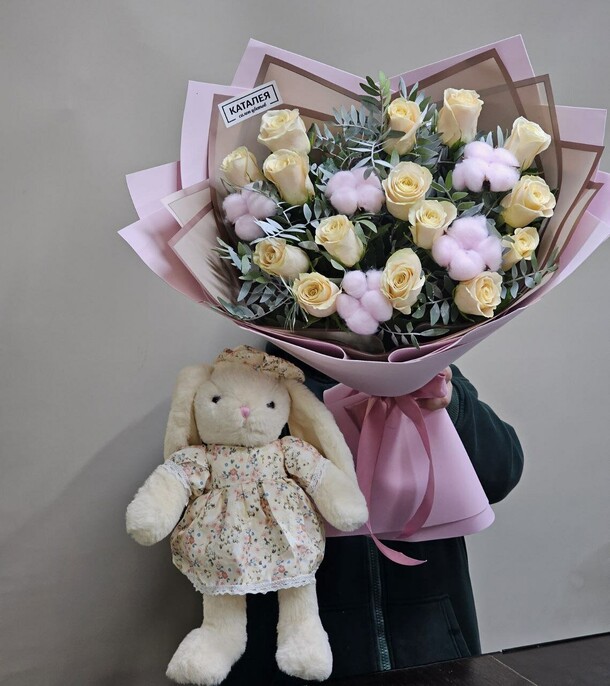 Букет микс + зайка, артикул F1236722 - 8933 рублей, доставка по городу. Flawery - доставка цветов