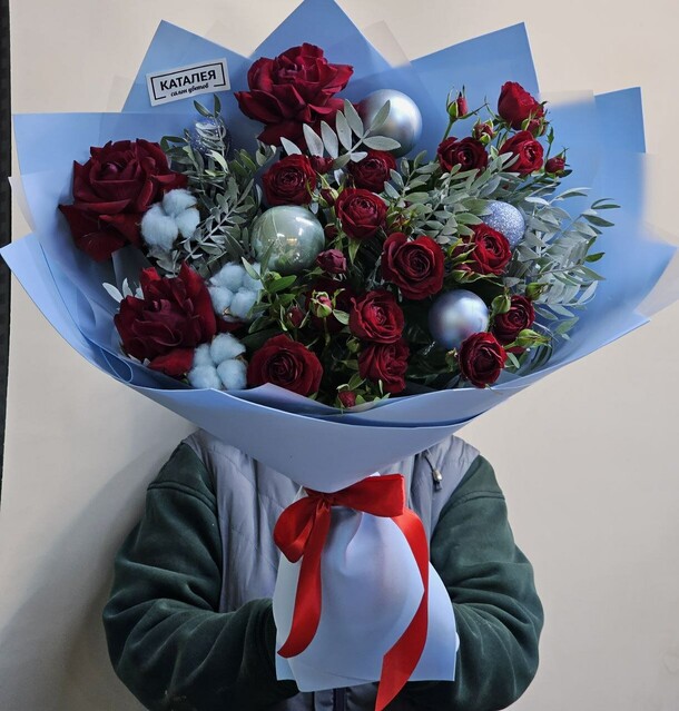 Букет зимний с розами, артикул F1236727 - 7644 рублей, доставка по городу. Flawery - доставка цветов