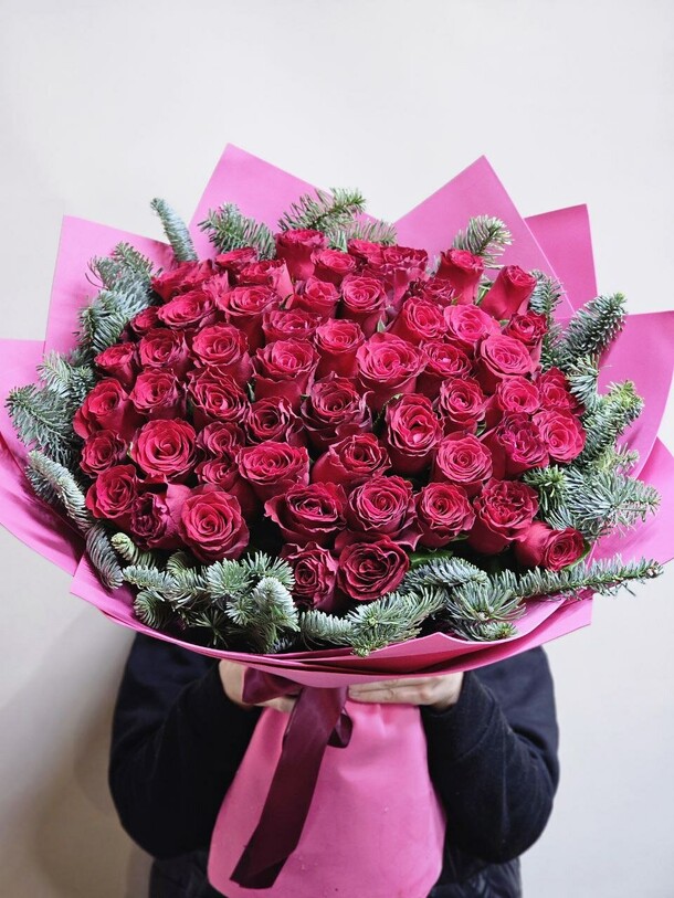 Букет из 55 красных роз, артикул F1239892 - 13346 рублей, доставка по городу. Flawery - доставка цветов