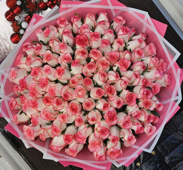 Букет из 101 розы, артикул F1239893 - 22943 рублей, доставка по городу. Flawery - доставка цветов