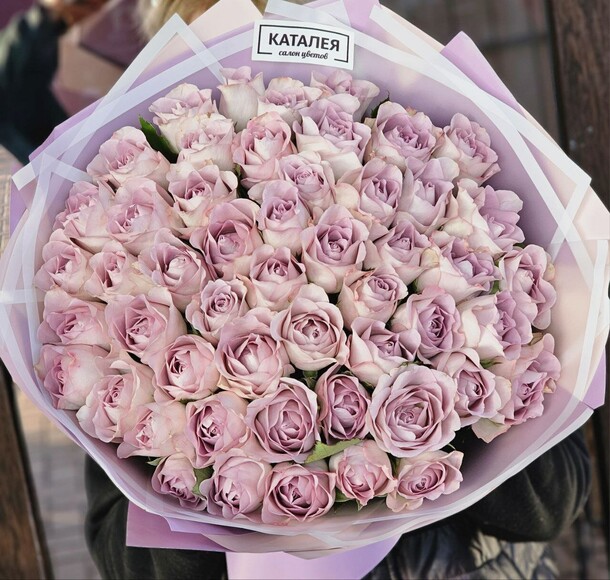 Букет из 51 сиреневой розы, артикул F1239896 - 12474 рублей, доставка по городу. Flawery - доставка цветов
