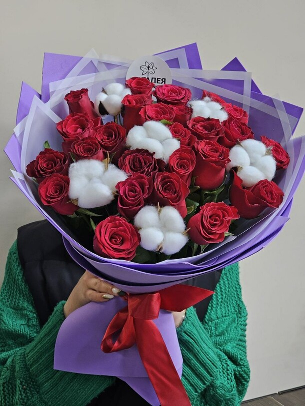 Букет с розами и хлопком, артикул F1239987 - 7777 рублей, доставка по городу. Flawery - доставка цветов