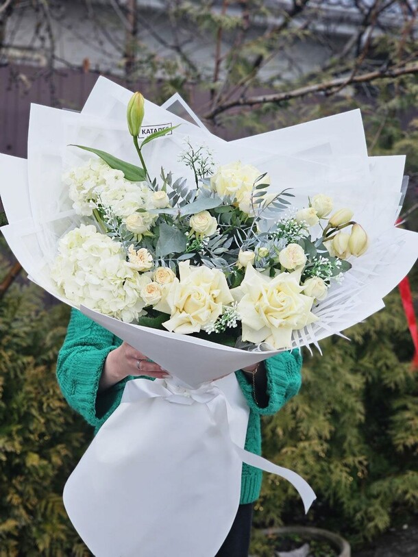 Букет микс в нежных тонах, артикул F1241938 - 8450 рублей, доставка по городу. Flawery - доставка цветов