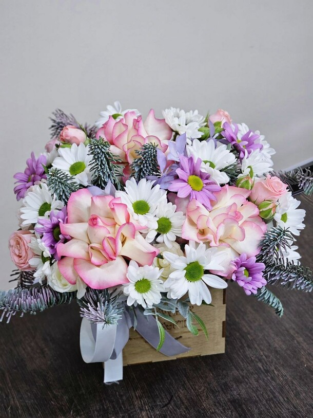 Коробочка с цветами, артикул F1241946 - 6881 рублей, доставка по городу. Flawery - доставка цветов