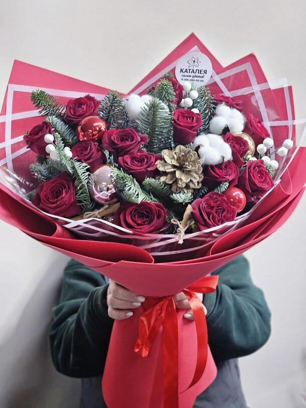 Букет микс в зимнем оформлении, артикул F1241957 - 8933 рублей, доставка по городу. Flawery - доставка цветов