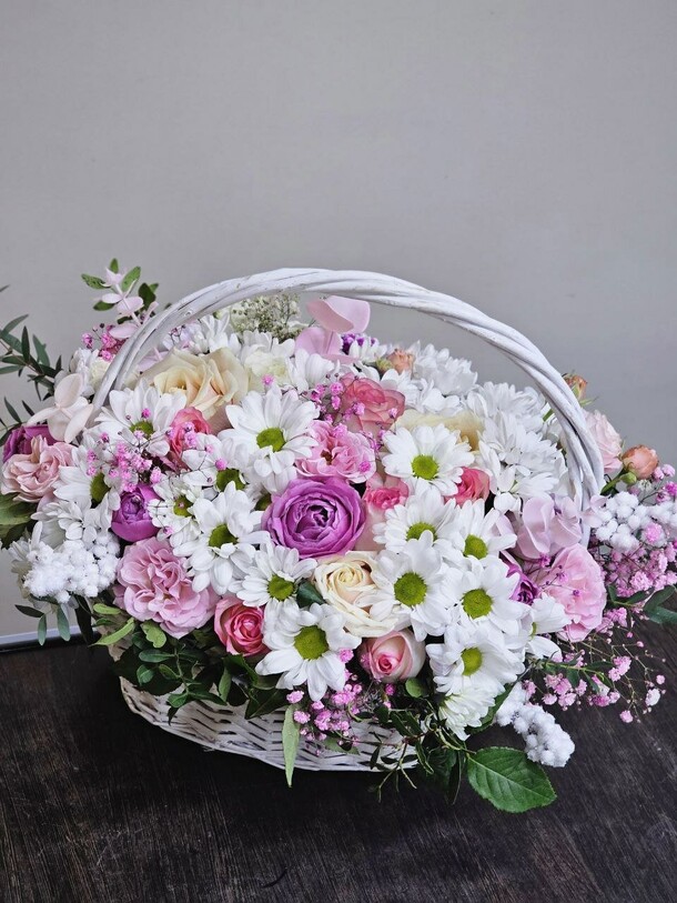 Корзинка с цветочками, артикул F1242326 - 8492 рублей, доставка по городу. Flawery - доставка цветов